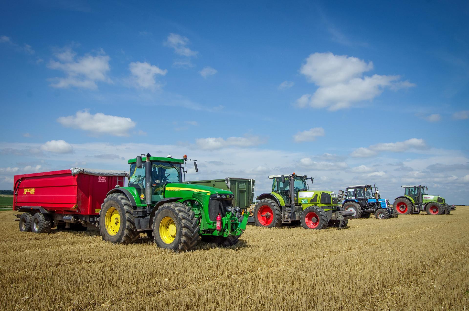 Tractoren op een rij op een veld