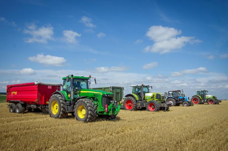 Tractoren op een rij op een veld