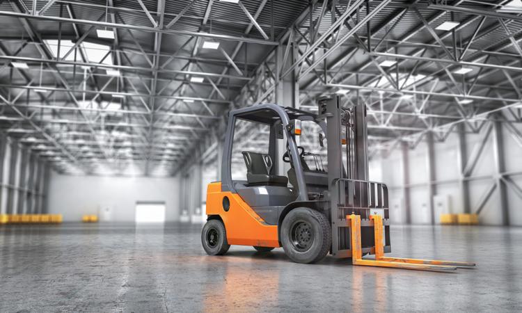 Oranje vorkheftruck in een loods