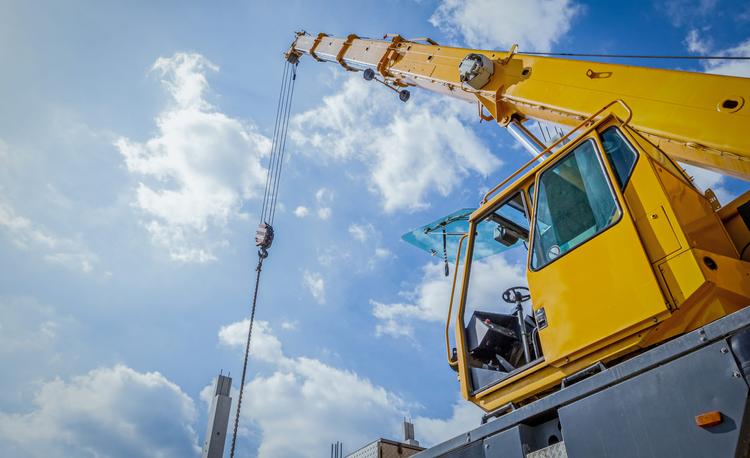 Gele mobiele kraan aan het werk