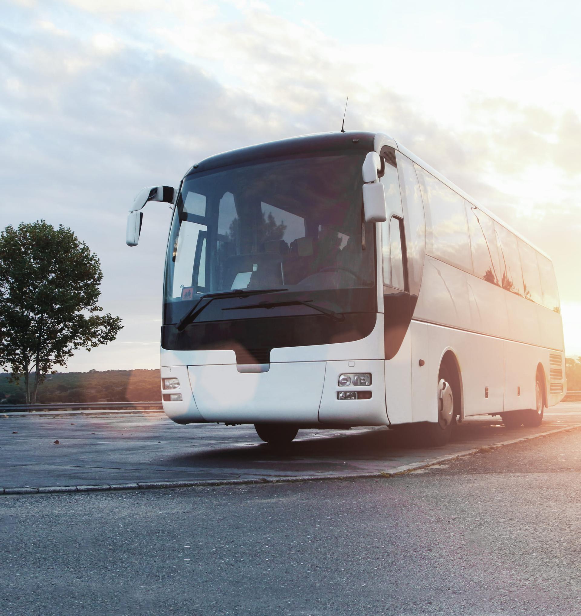 Witte touringcar op parkeerplaats