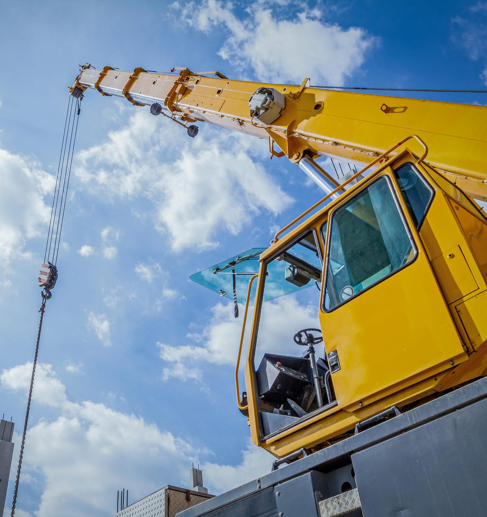 Gele mobiele kraan aan het werk